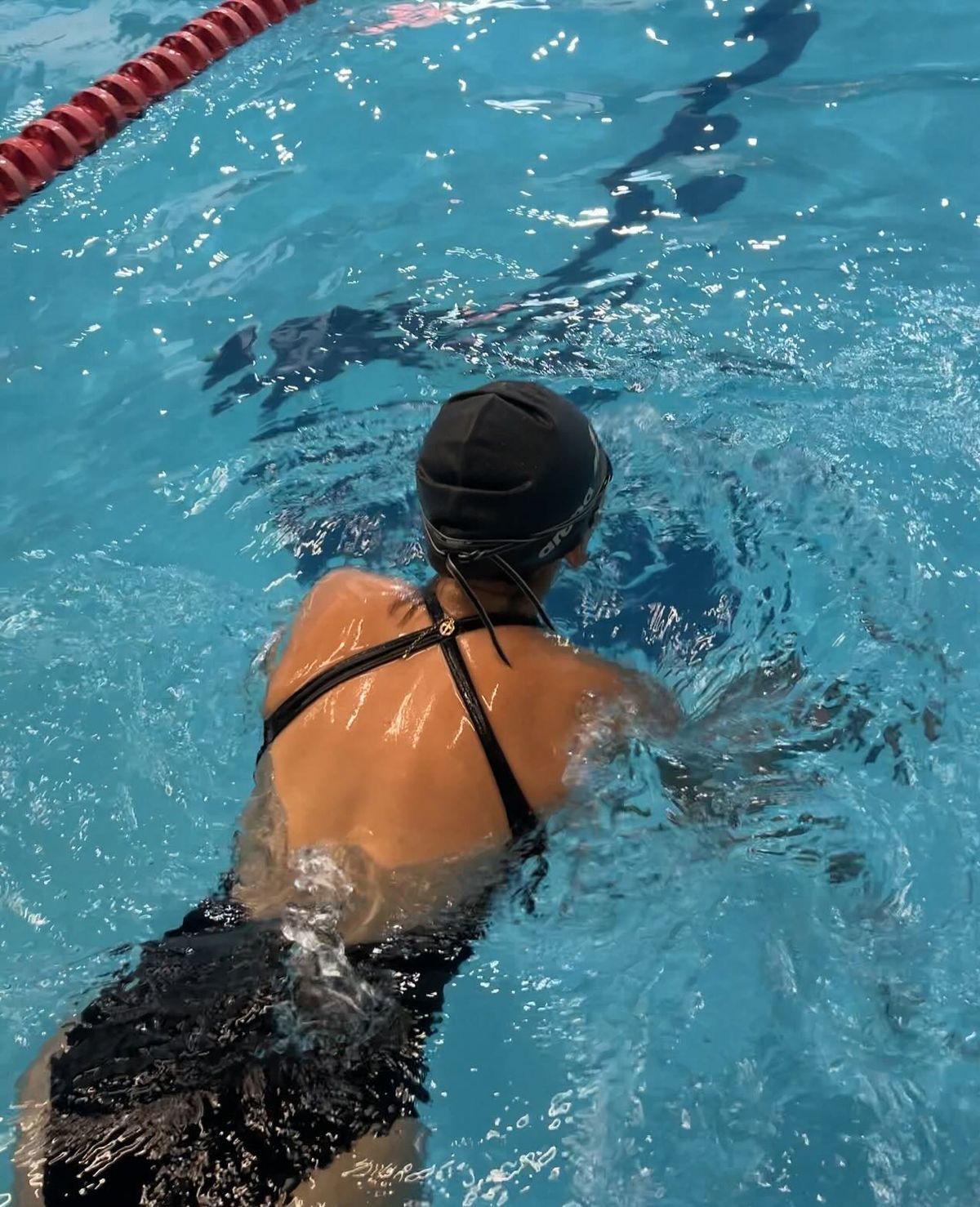 Rhythmische Linien symbolisieren geplante Schwimmeinheiten